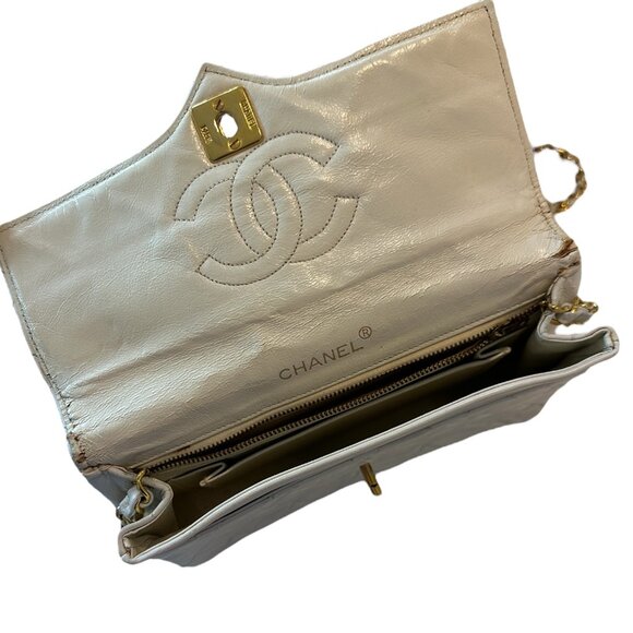 Vintage Chanel White Quilted Flap Bag | Gold Chain Classic - Picture 7 of 9
